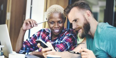 İnsanlar arkadaş tartışıyor