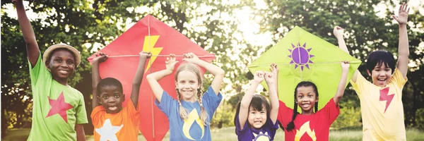 Kinder spielen mit fliegenden Drachen — Stockfoto