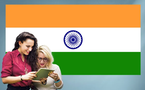 Főiskolai hallgatók és indiai zászló — Stock Fotó