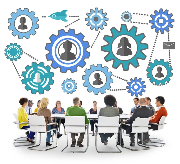 Empresários na mesa de reuniões — Fotografia de Stock