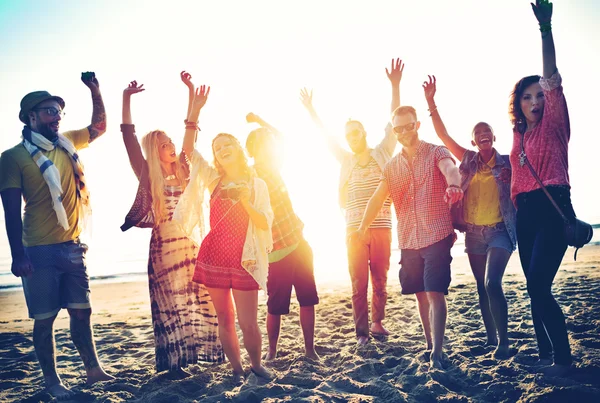 Amici che trascorrono del tempo insieme in spiaggia — Foto Stock