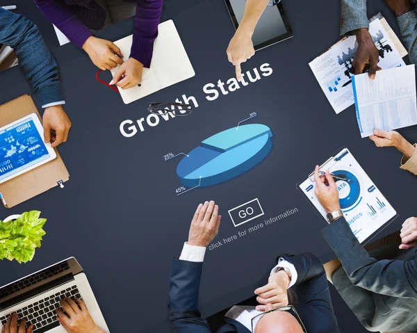Mensen uit het bedrijfsleven aan groei Status te wijzen — Stockfoto