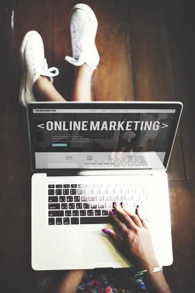 Tekst na ekranie: Online Marketing — Zdjęcie stockowe