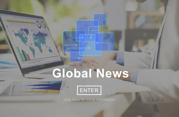 Vrouw die op laptop en global nieuws werkt — Stockfoto