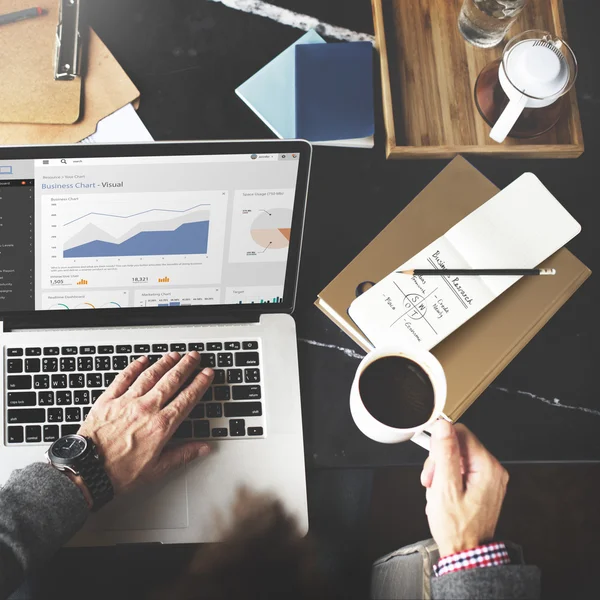 Man met laptop op zijn werk, werken proces — Stockfoto