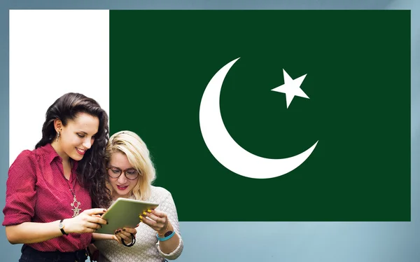 Üniversite öğrencileri ve Pakistan bayrağı — Stok fotoğraf