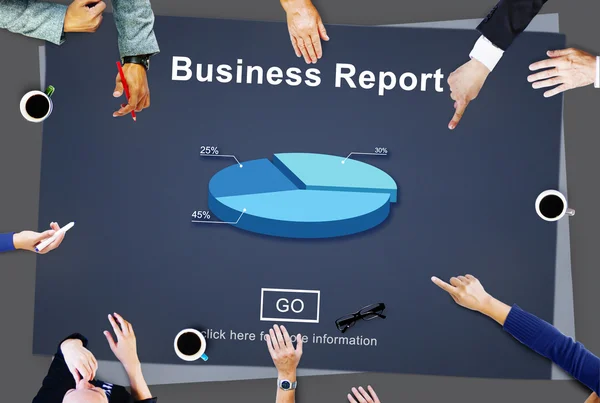 Affärsmän pekar på Business Report — Stockfoto