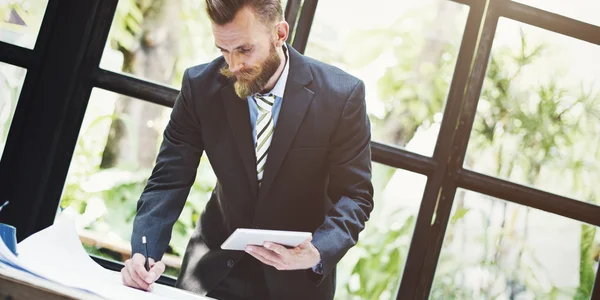 Uomo d'affari che lavora con tablet digitale — Foto Stock