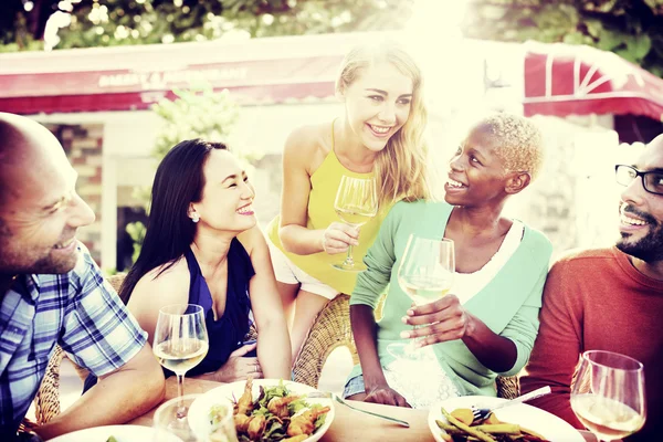 Pessoas Almoço ao ar livre — Fotografia de Stock