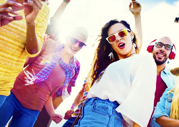 Amigos bailando en el concepto de playa —  Fotos de Stock