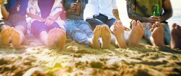 Przyjaciele siedząc na plaży — Zdjęcie stockowe