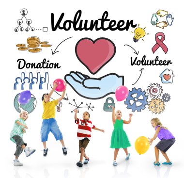 Çocuklar balonlarla oynuyor