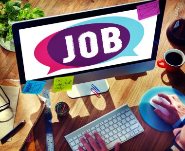 Bilgisayar kullanan adam