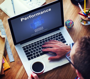 Laptop ve performans kavramı kullanan adam