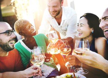 İnsanlar öğle yemeği açık havada