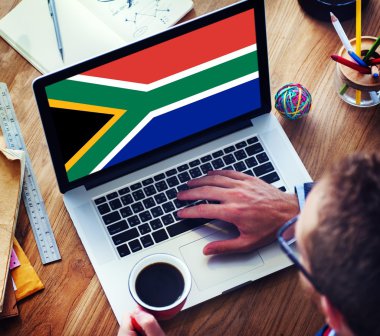 klavyede yazarak adam