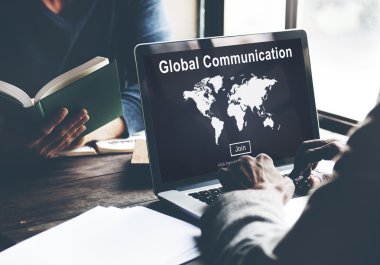 bilgisayar ekranı ve küresel iletişim kavramı