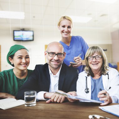 Doktor tartışma sırasında grup