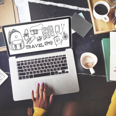 İşlemi çalışan kadın laptop onun iş yerinde kullanarak 