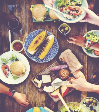 insanlar sırasında öğle yemeği açık