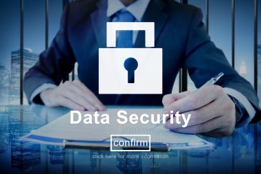 Belgelerle çalışan bir işadamı