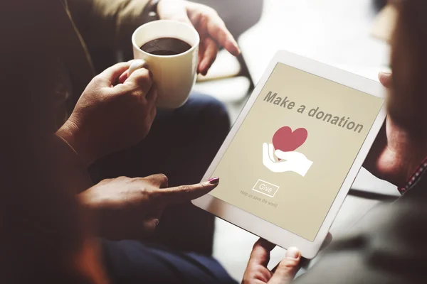 People on coffee break browsing in internet — Stock Photo, Image