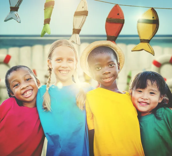 Multi-etnisch kinderen buitenshuis — Stockfoto