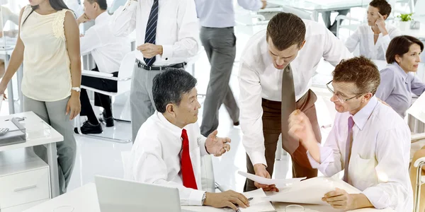 Affärsmän som arbetar på kontoret — Stockfoto