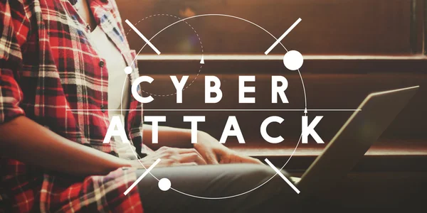 Vrouw die op laptop en cyber aanval werkt — Stockfoto