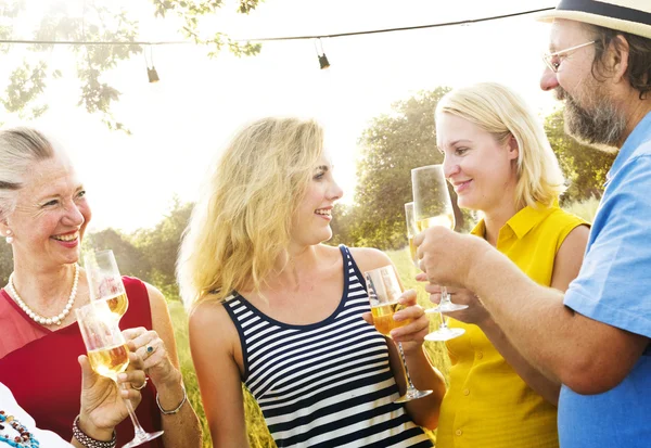 Diverse persone alla festa — Foto Stock