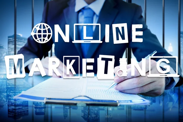 Hombre trabajando con Marketing Online — Foto de Stock
