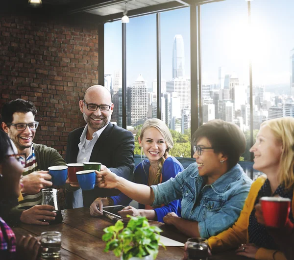 Les gens d'affaires boire du café — Photo