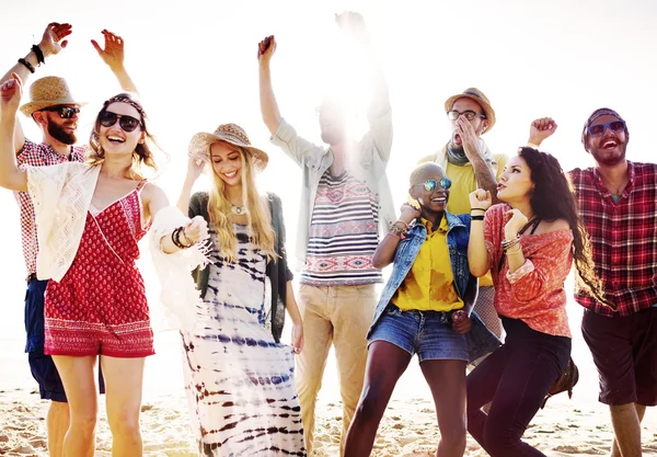 Vrienden tijd samen op het strand — Stockfoto