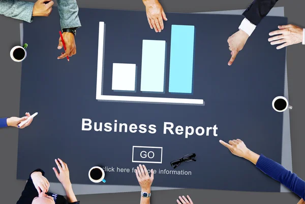 Mensen uit het bedrijfsleven wijzen op Business Report — Stockfoto