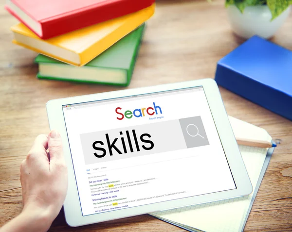 Uomo che utilizza tablet e Skills Concept — Foto Stock