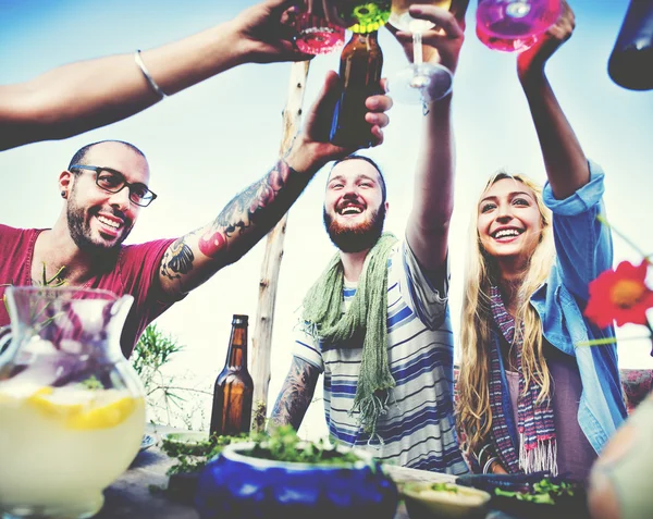 Amici appendere fuori sulla festa e applausi — Foto Stock