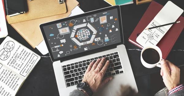 Man met laptop op zijn werkplek — Stockfoto