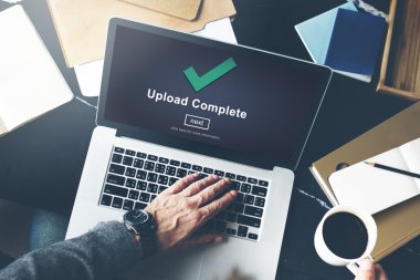 Onun iş yerinde dizüstü bilgisayar kullanan adam 