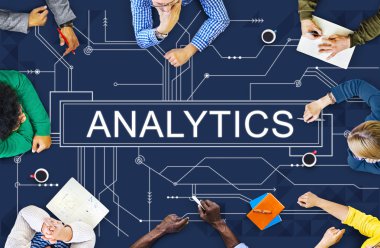 Analitik işaret eden iş adamları 