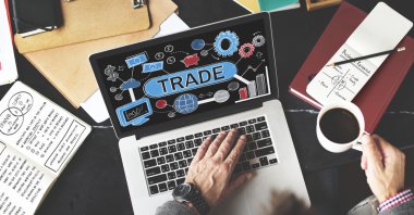 Onun iş yerinde dizüstü bilgisayar kullanan adam 