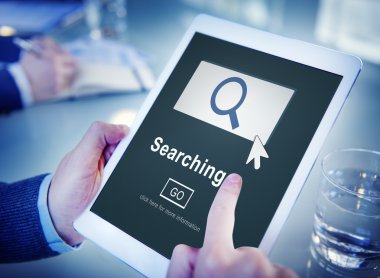 Dijital Tablet üzerinde arama kullanarak iş adamı 