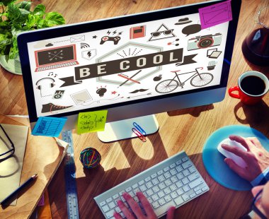 Bilgisayar kullanan adam 