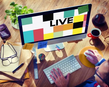 Bilgisayar kullanan adam 