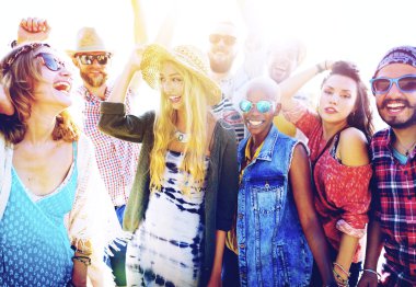 Sahilde birlikte vakit arkadaşlar