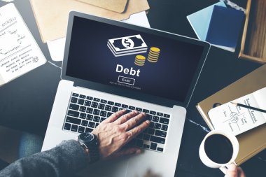  Onun iş yerinde dizüstü bilgisayar kullanan adam işlem çalışma 