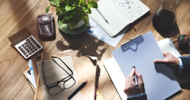 İş adamı düşünüyorum strateji ve yazılı olarak not defteri