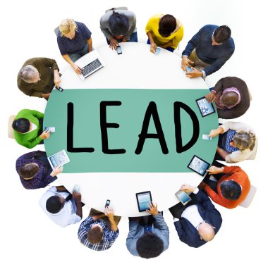 Bir grup insan birlikte çalışma 