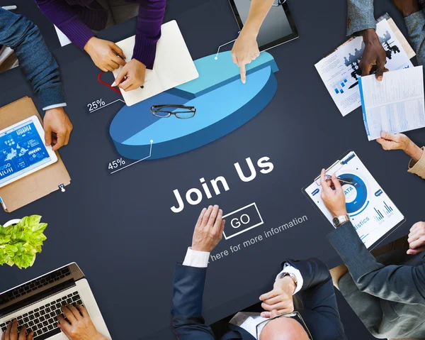 Üzerinde işaret eden iş adamları bize katılın