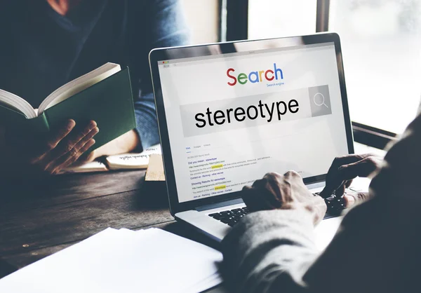 Datorskärm och stereotyp tron koncept — Stockfoto