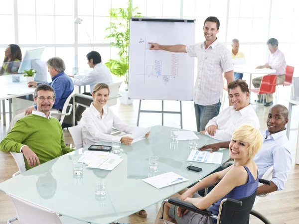 Ludzie biznesu w prezentacji w biurze — Zdjęcie stockowe